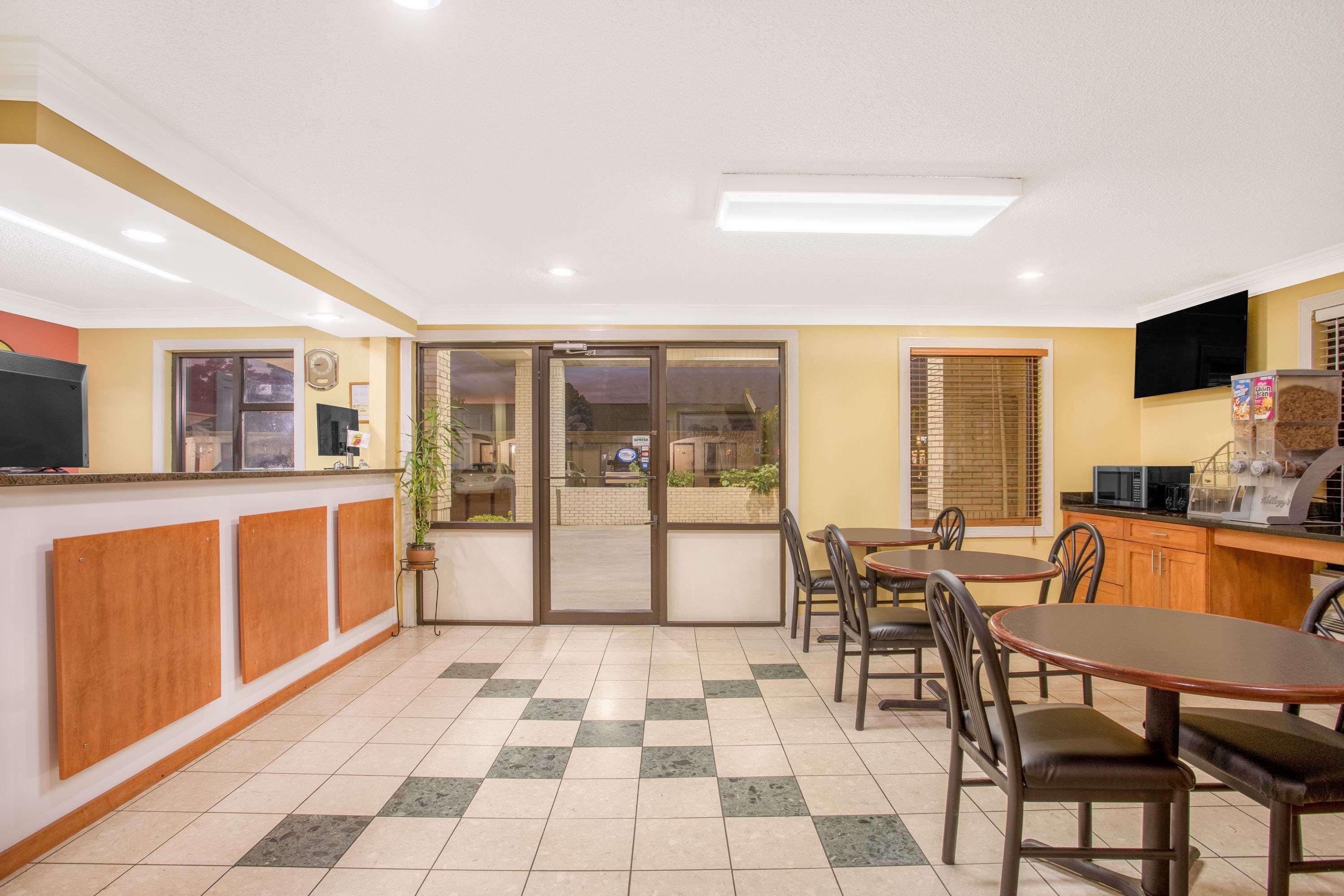 Super 8 By Wyndham Sumter Motel Exterior photo