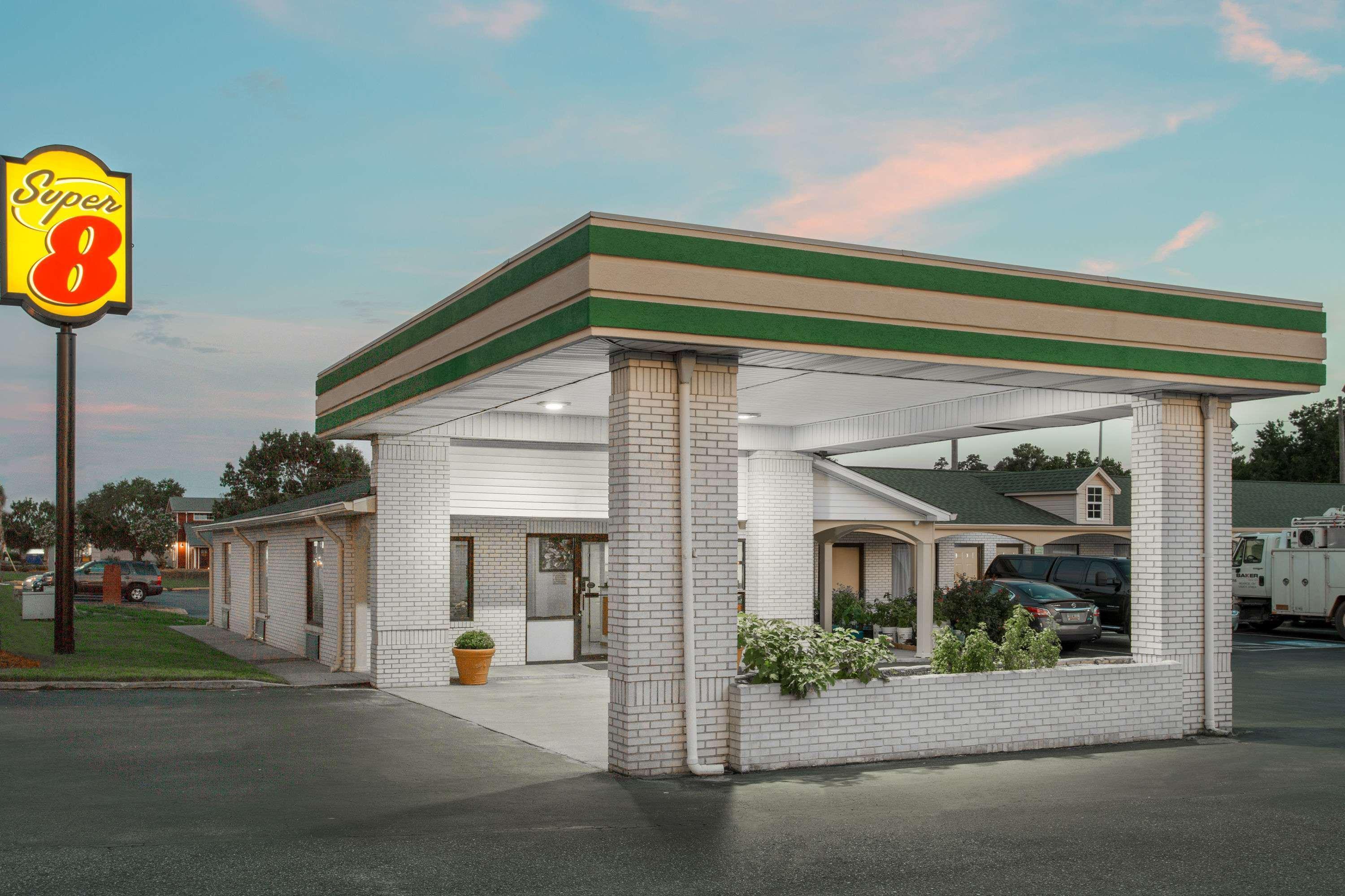 Super 8 By Wyndham Sumter Motel Exterior photo